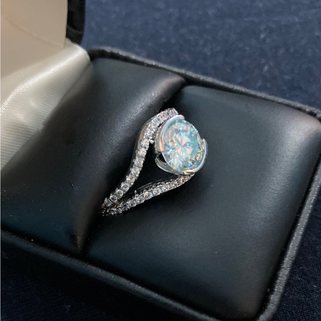 Beautiful 2.04 Carat Certified White Moissanite Diamond Ring. Size 7